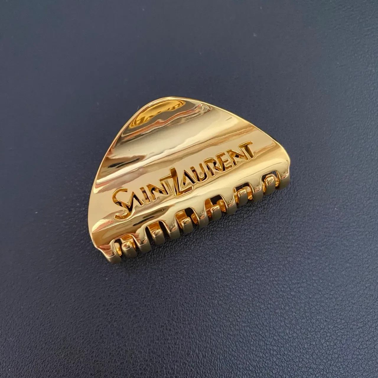 Broche Saint Laurent de metal pulido dorado grabado con branding 10