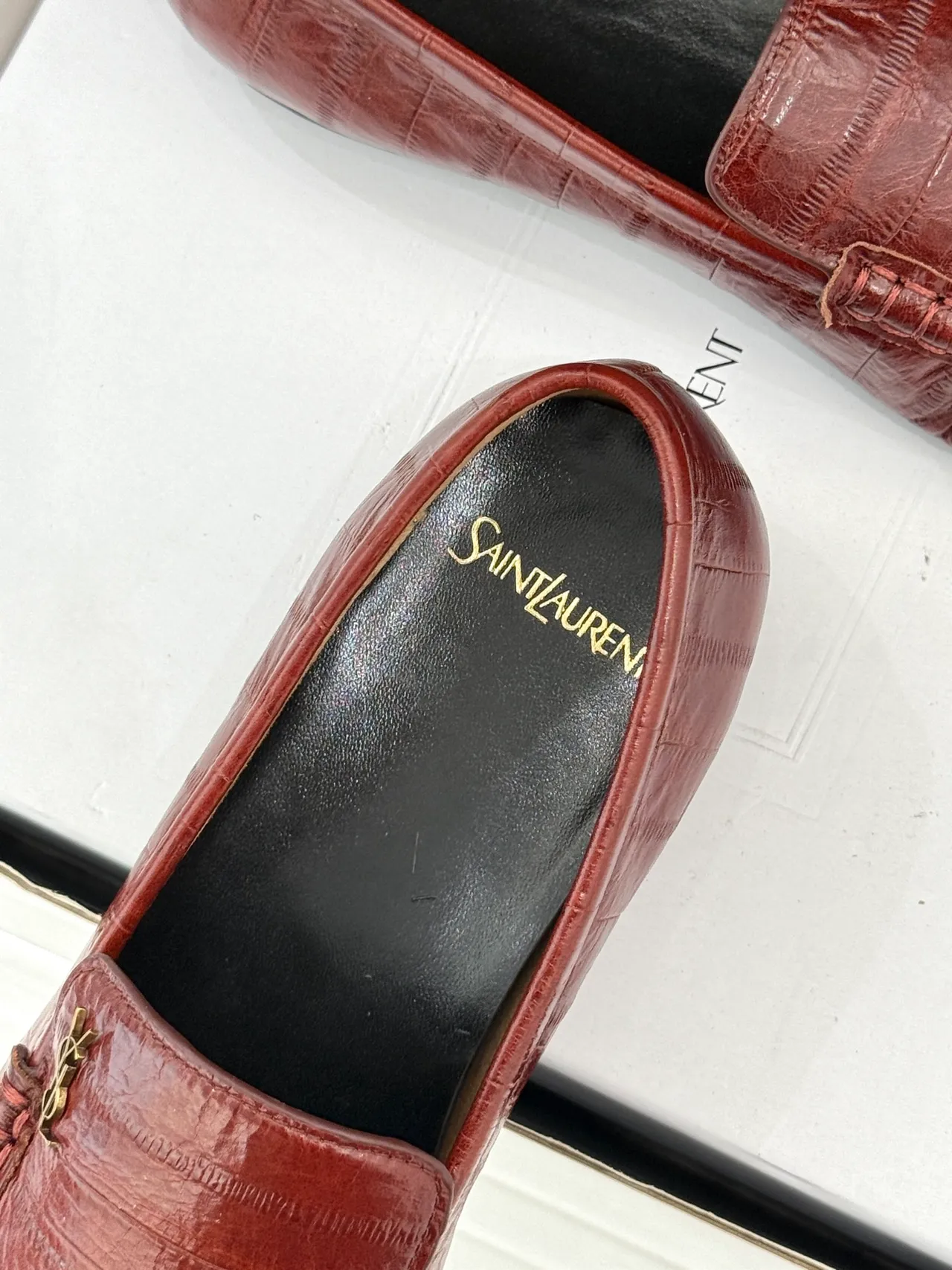 Saint Laurent Loulou क्रोकोडाइल एम्बॉस्ड रुच्ड लूफर 3