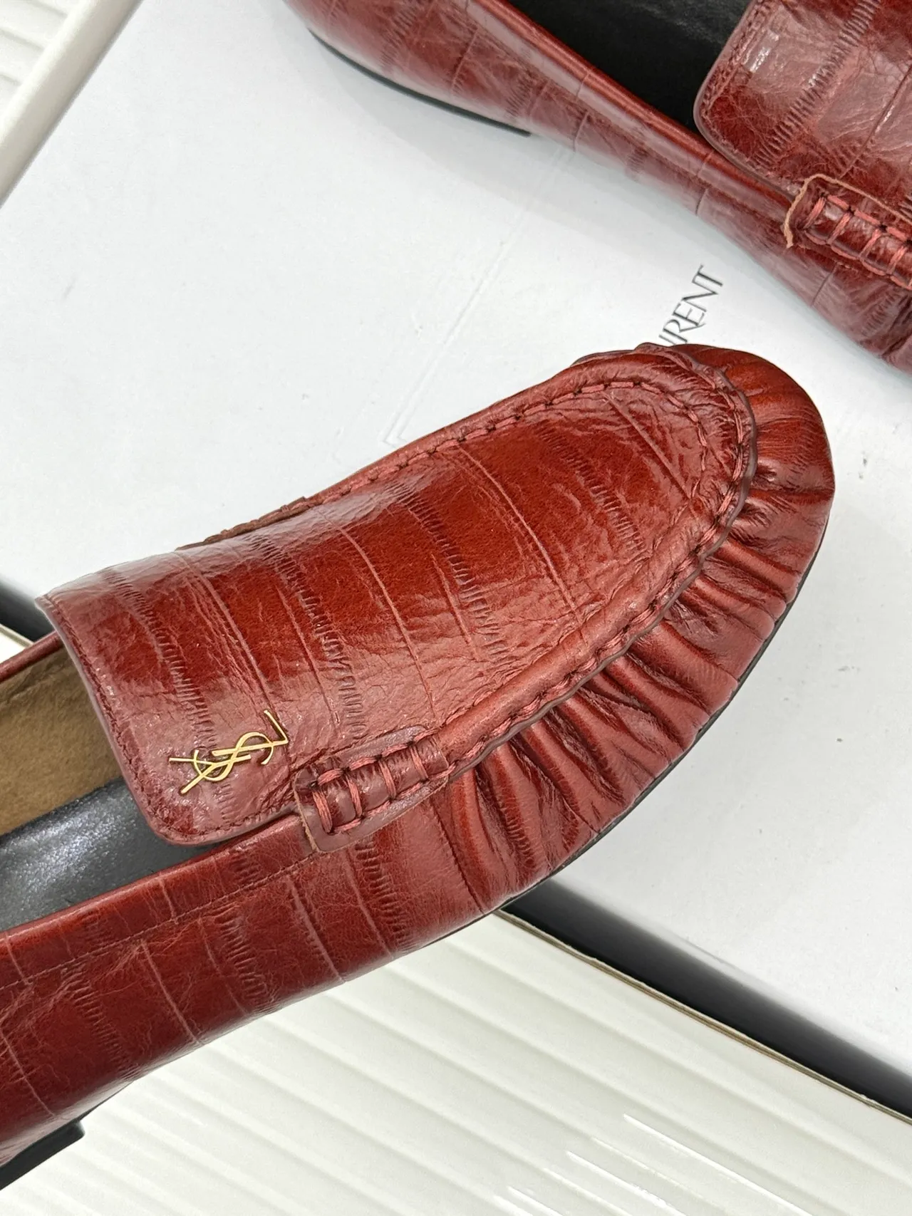 Saint Laurent Loulou क्रोकोडाइल एम्बॉस्ड रुच्ड लूफर 4