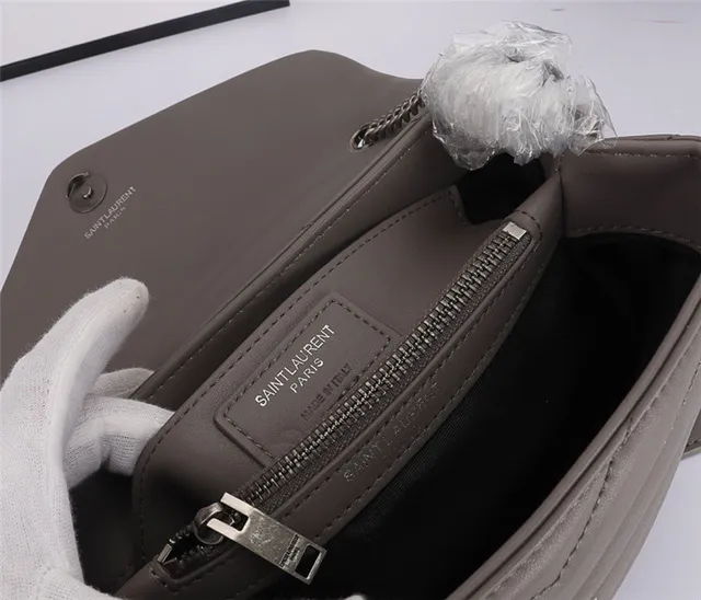 Sac à chaîne matelassé Saint Laurent Loulou en gris taupe 2
