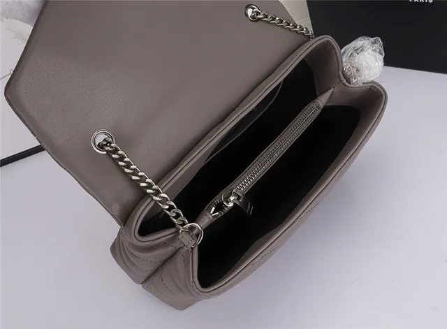 Sac à chaîne matelassé Saint Laurent Loulou en gris taupe 3