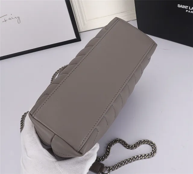 Sac à chaîne matelassé Saint Laurent Loulou en gris taupe 4