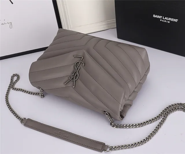 Sac à chaîne matelassé Saint Laurent Loulou en gris taupe 5