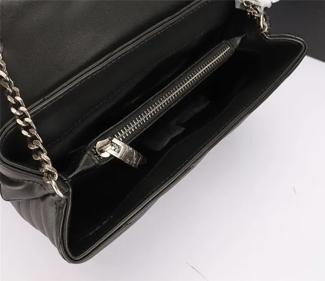 Sac à chaîne matelassé Saint Laurent Loulou en gris taupe 19