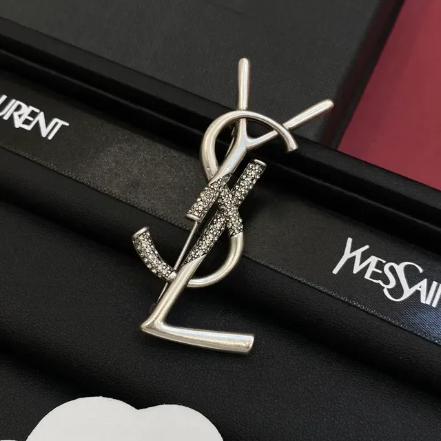 Saint Laurent Monogram चांदी सोना पैवे-क्रिस्टल ब्रोच 5