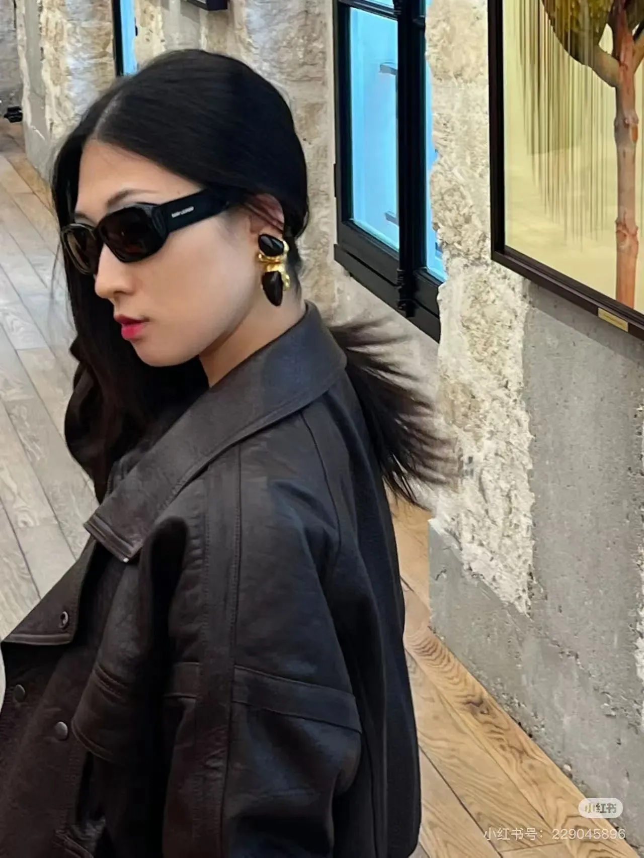 Saint Laurent 雕塑黑色石和金色耳环 2