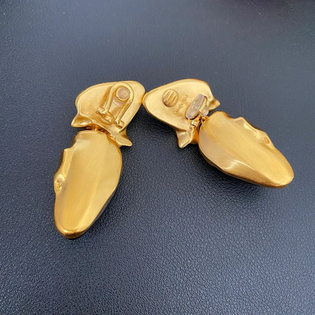 Saint Laurent 雕塑黑色石和金色耳环 4