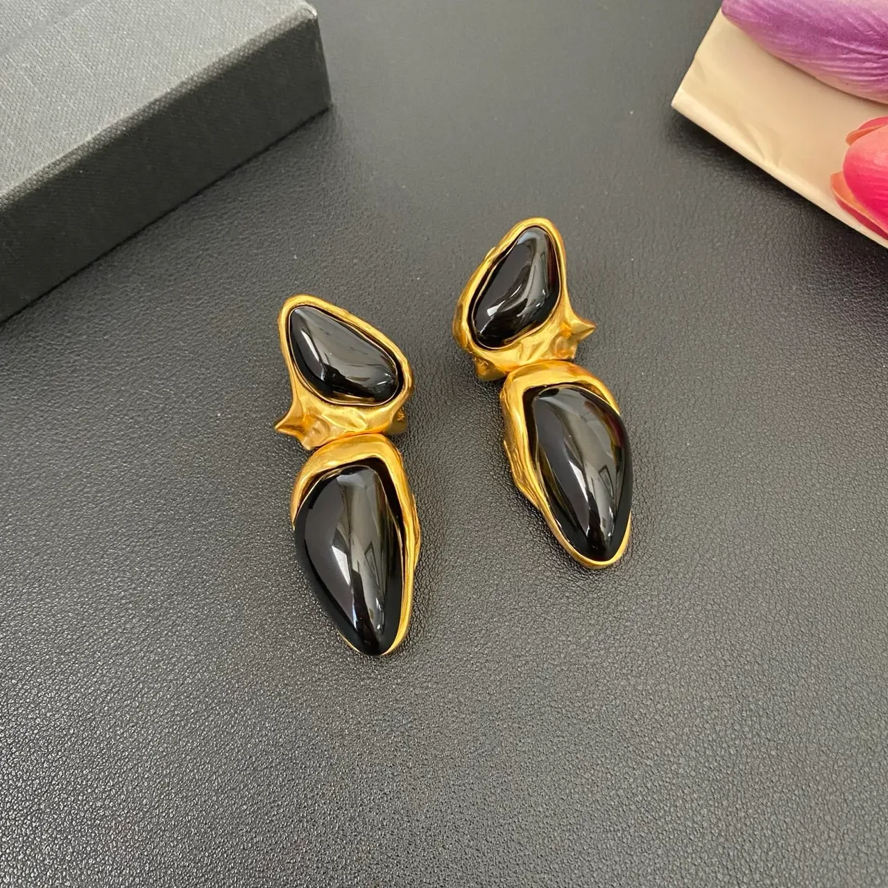 Saint Laurent 雕塑黑色石和金色耳环 5