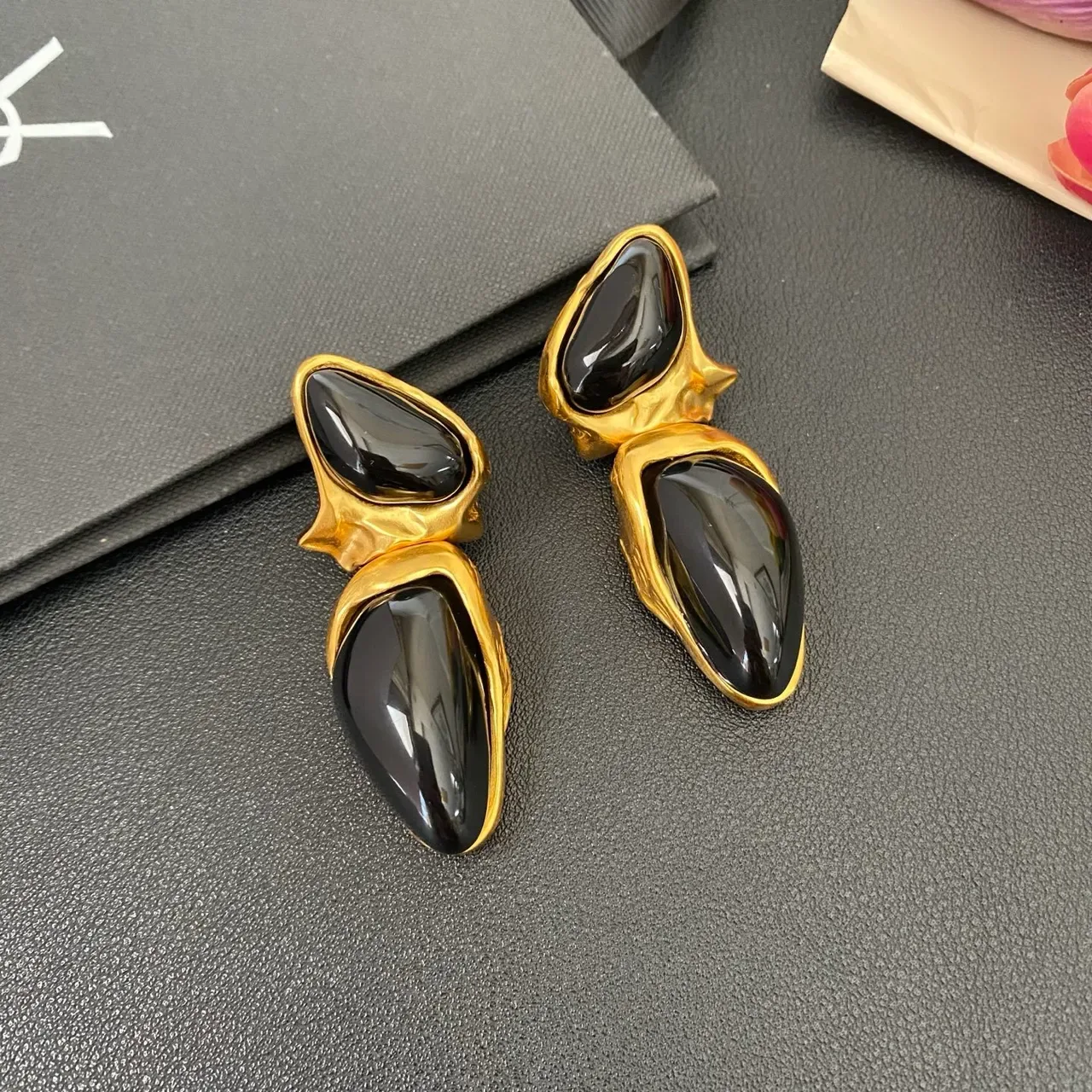 Saint Laurent 雕塑黑色石和金色耳环 7