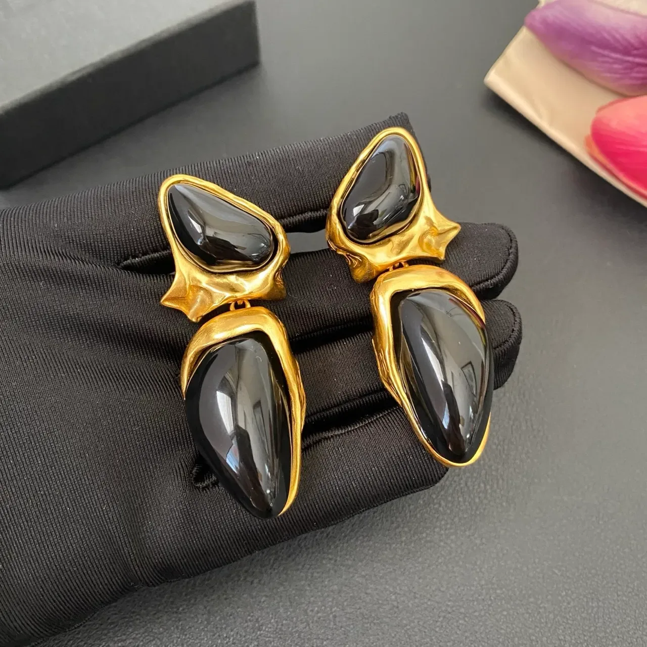 Saint Laurent 雕塑黑色石和金色耳环 8
