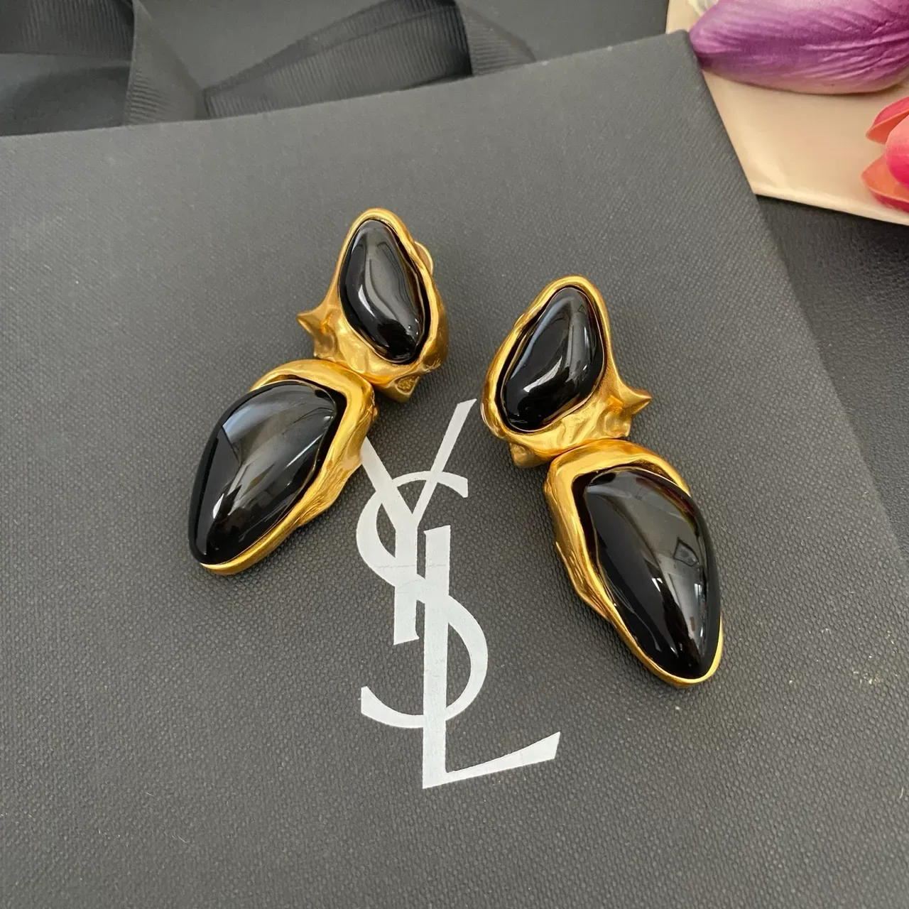 Saint Laurent 雕塑黑色石和金色耳环 9