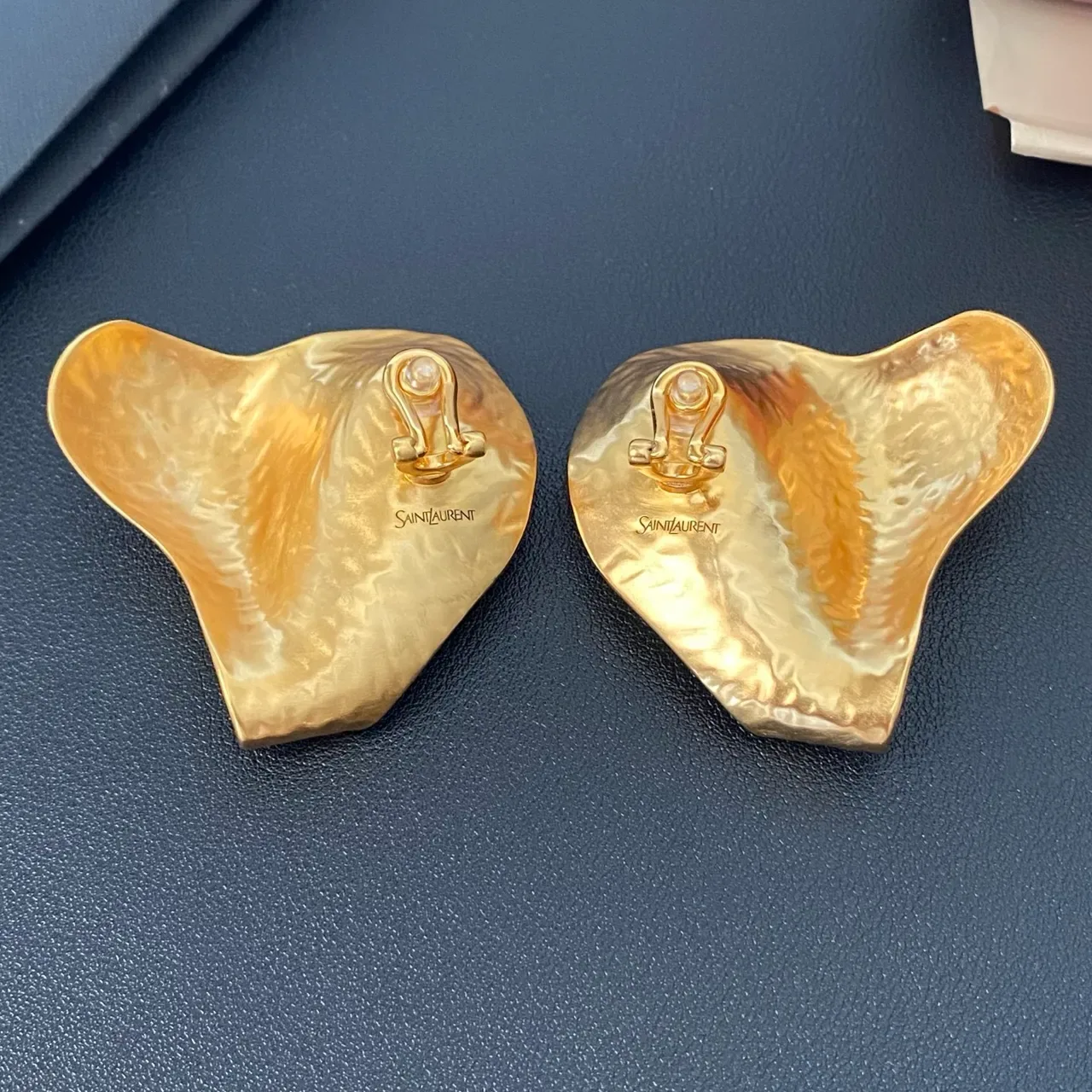Saint Laurent Brincos Escultóricos Martelados Dourados Cabochon 4