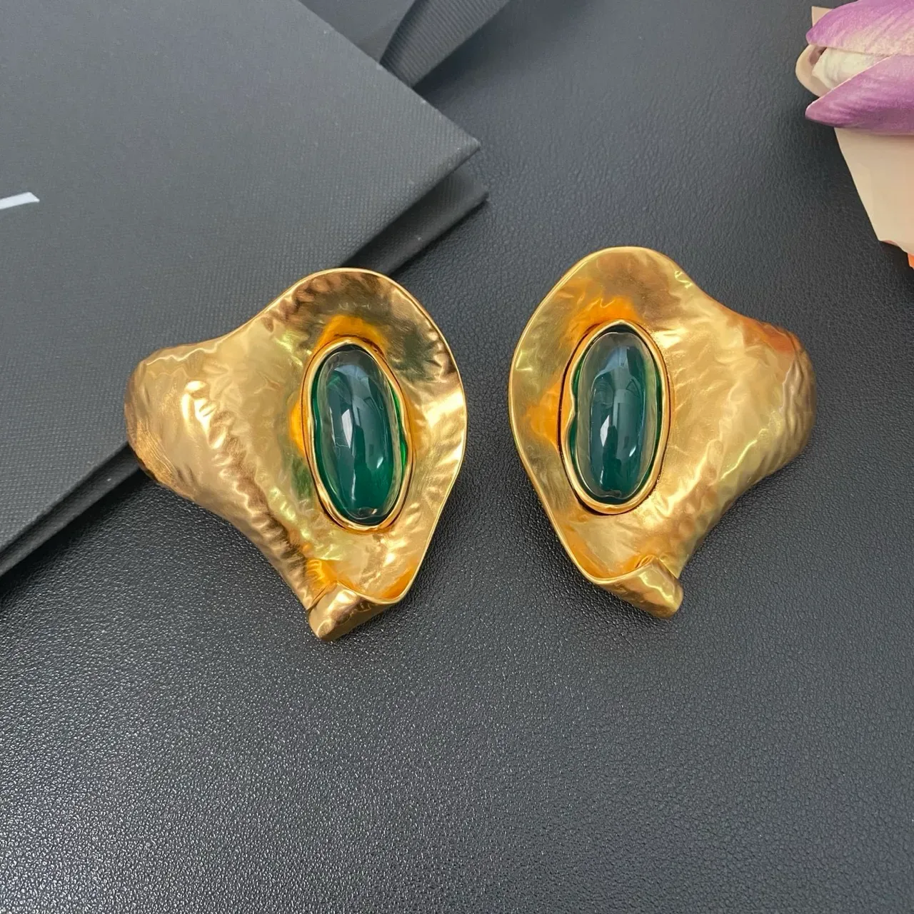 Saint Laurent Brincos Escultóricos Martelados Dourados Cabochon 5