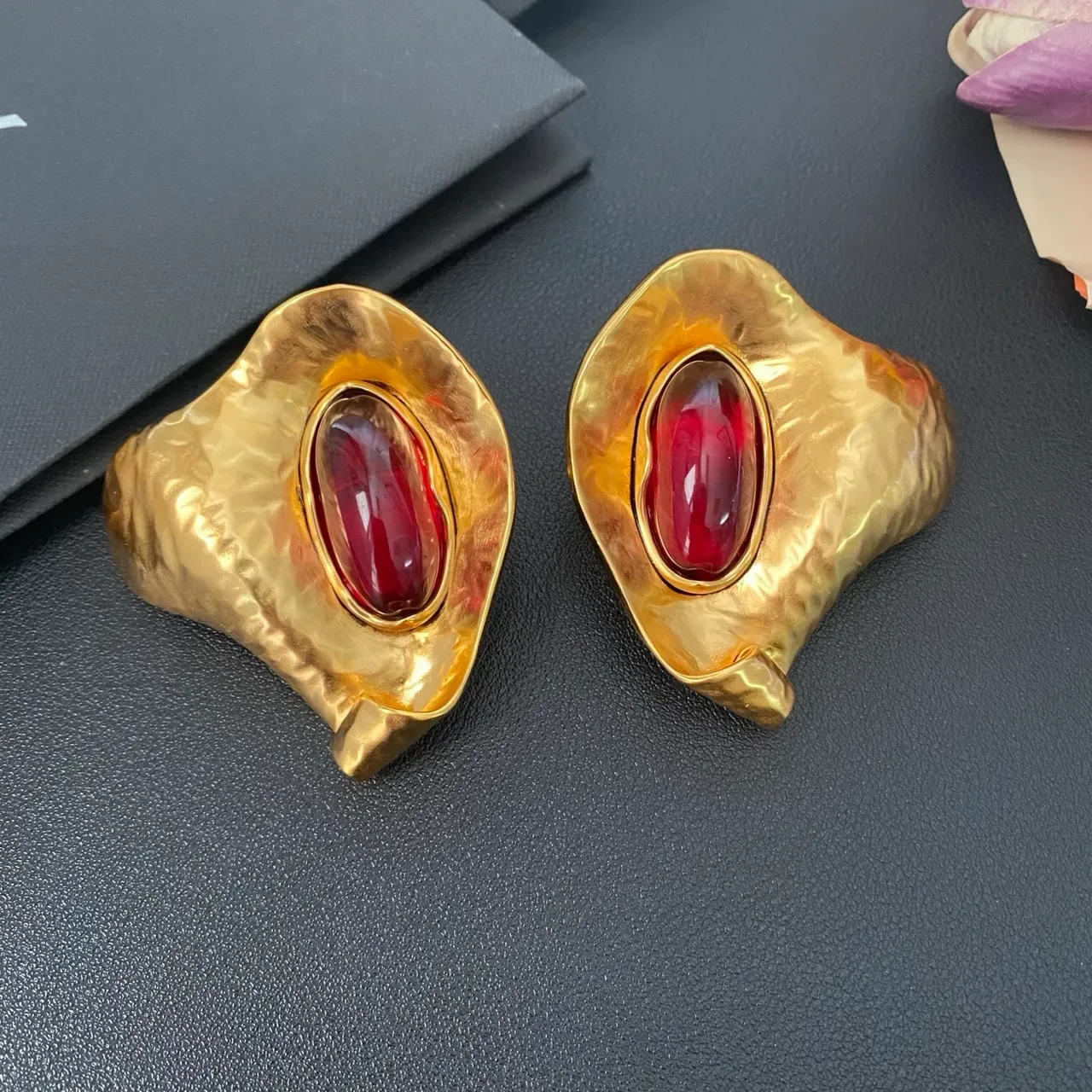 Saint Laurent Brincos Escultóricos Martelados Dourados Cabochon 6