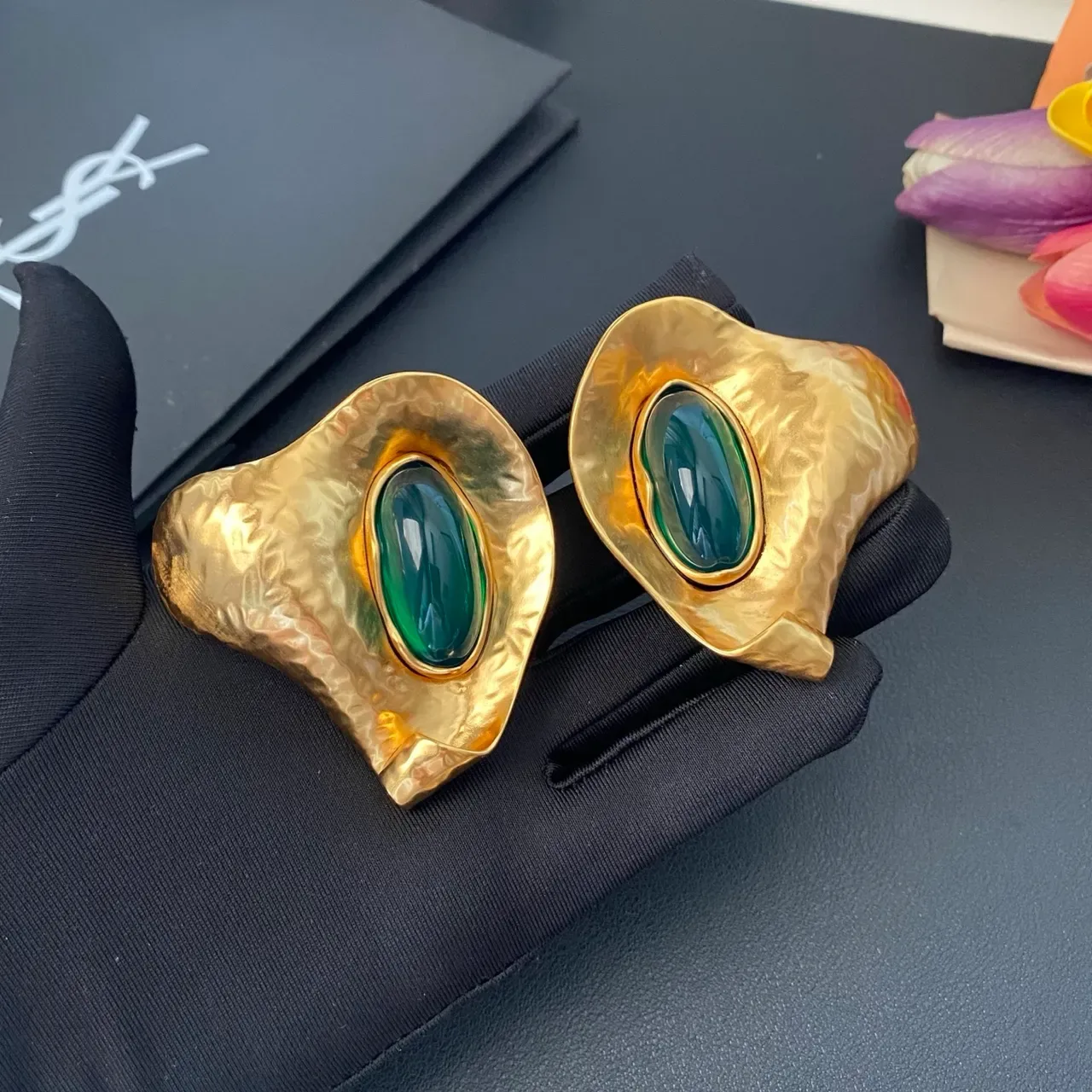Saint Laurent Brincos Escultóricos Martelados Dourados Cabochon 7