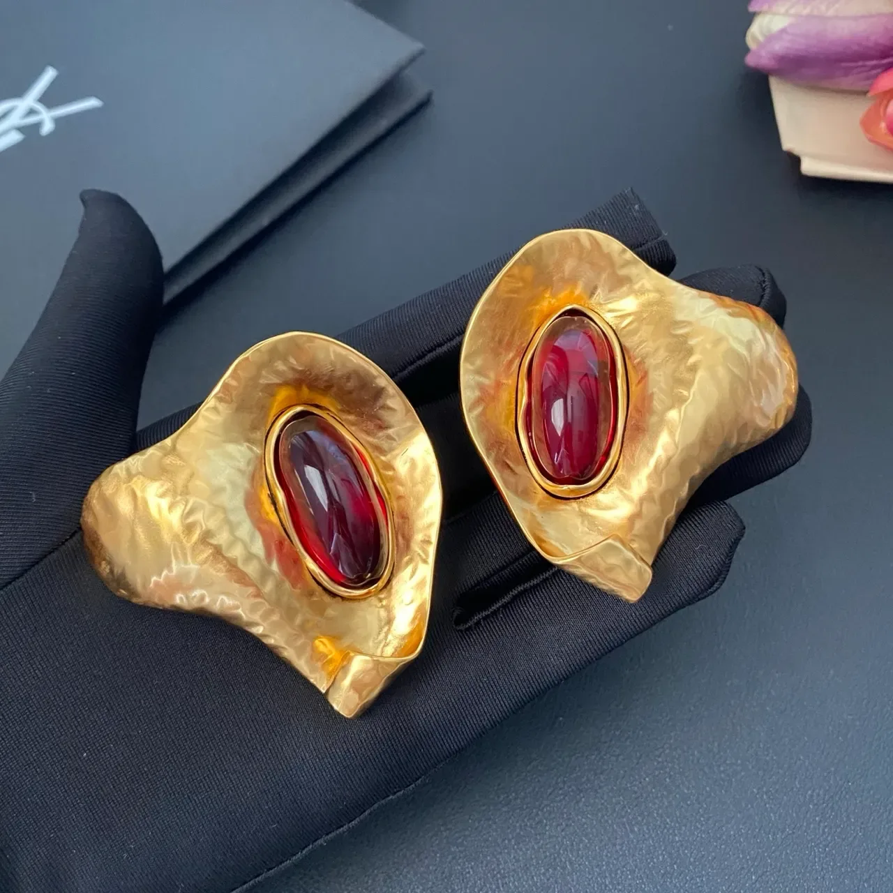Saint Laurent Brincos Escultóricos Martelados Dourados Cabochon 8