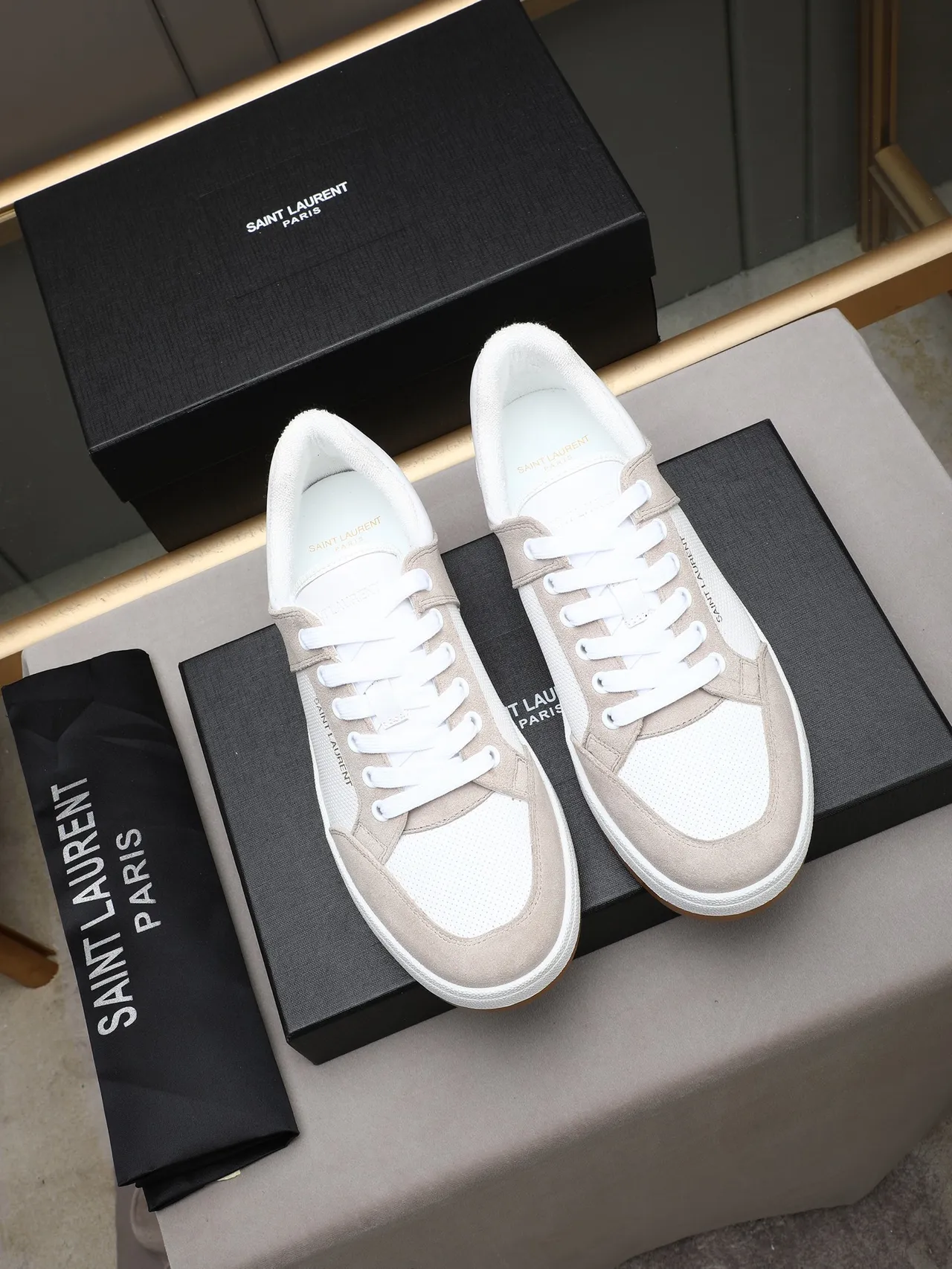 Saint Laurent Blanco Beige Low-Top Ante Y Cuero Perforado Sneakers Lifestyle 2