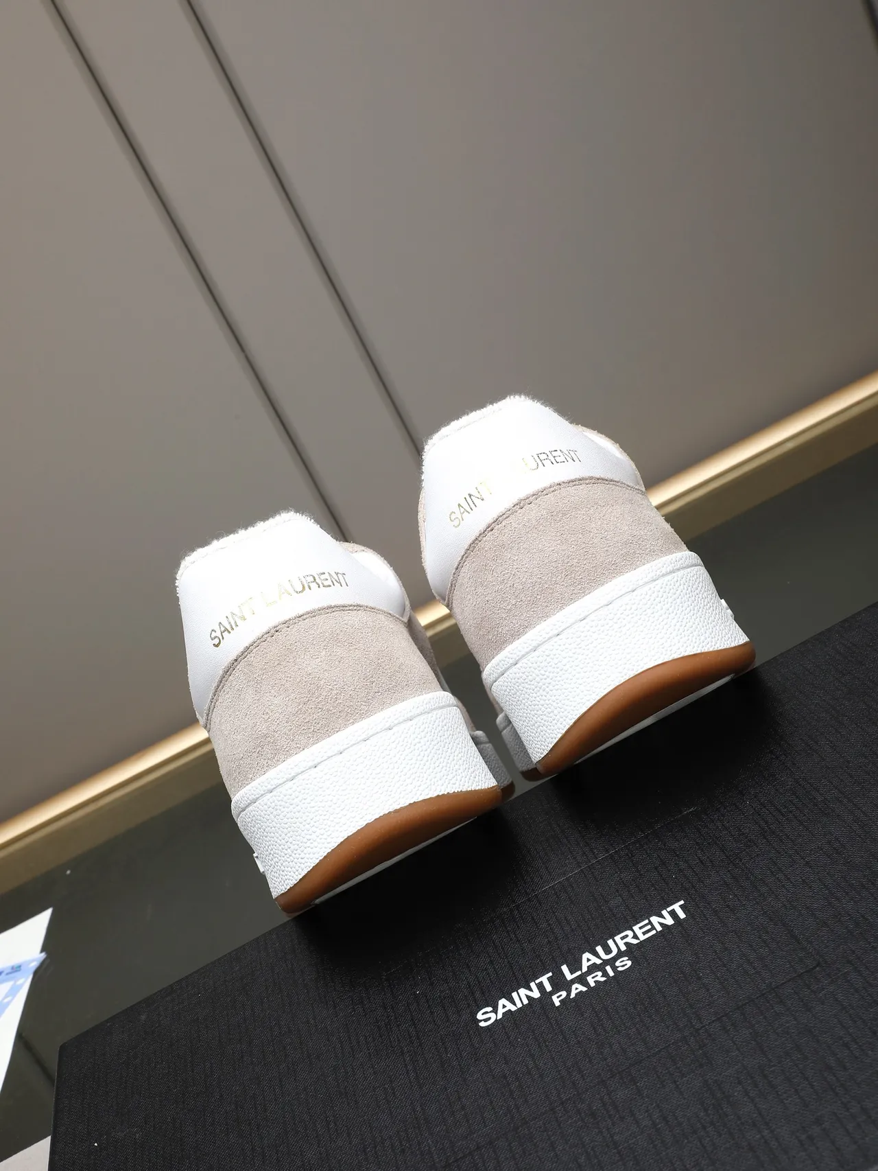Saint Laurent Blanco Beige Low-Top Ante Y Cuero Perforado Sneakers Lifestyle 3