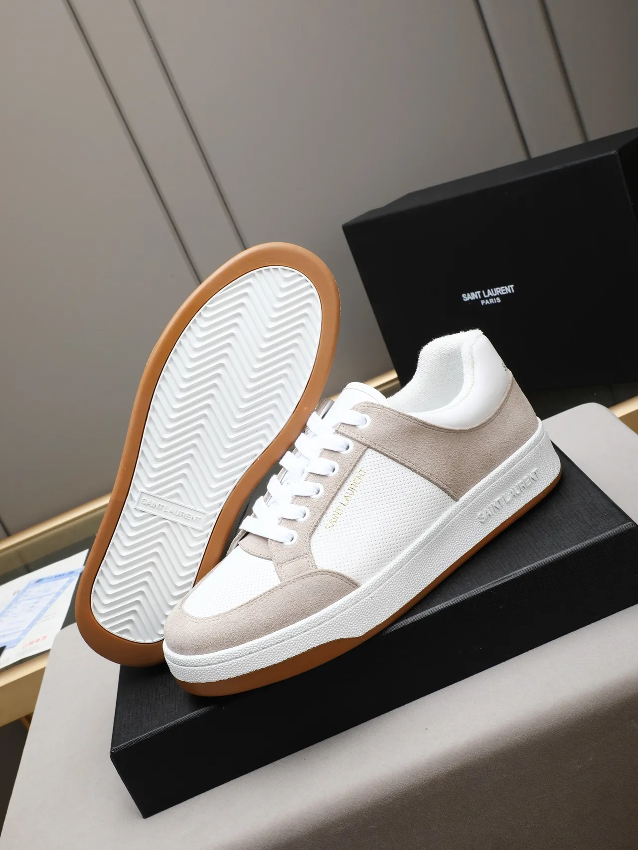 Saint Laurent Blanco Beige Low-Top Ante Y Cuero Perforado Sneakers Lifestyle 4