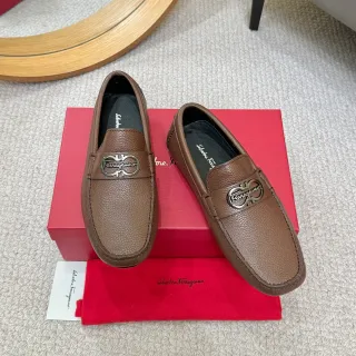 Salvatore Ferragamo Gancini مكاسين جلد بني مقرمش