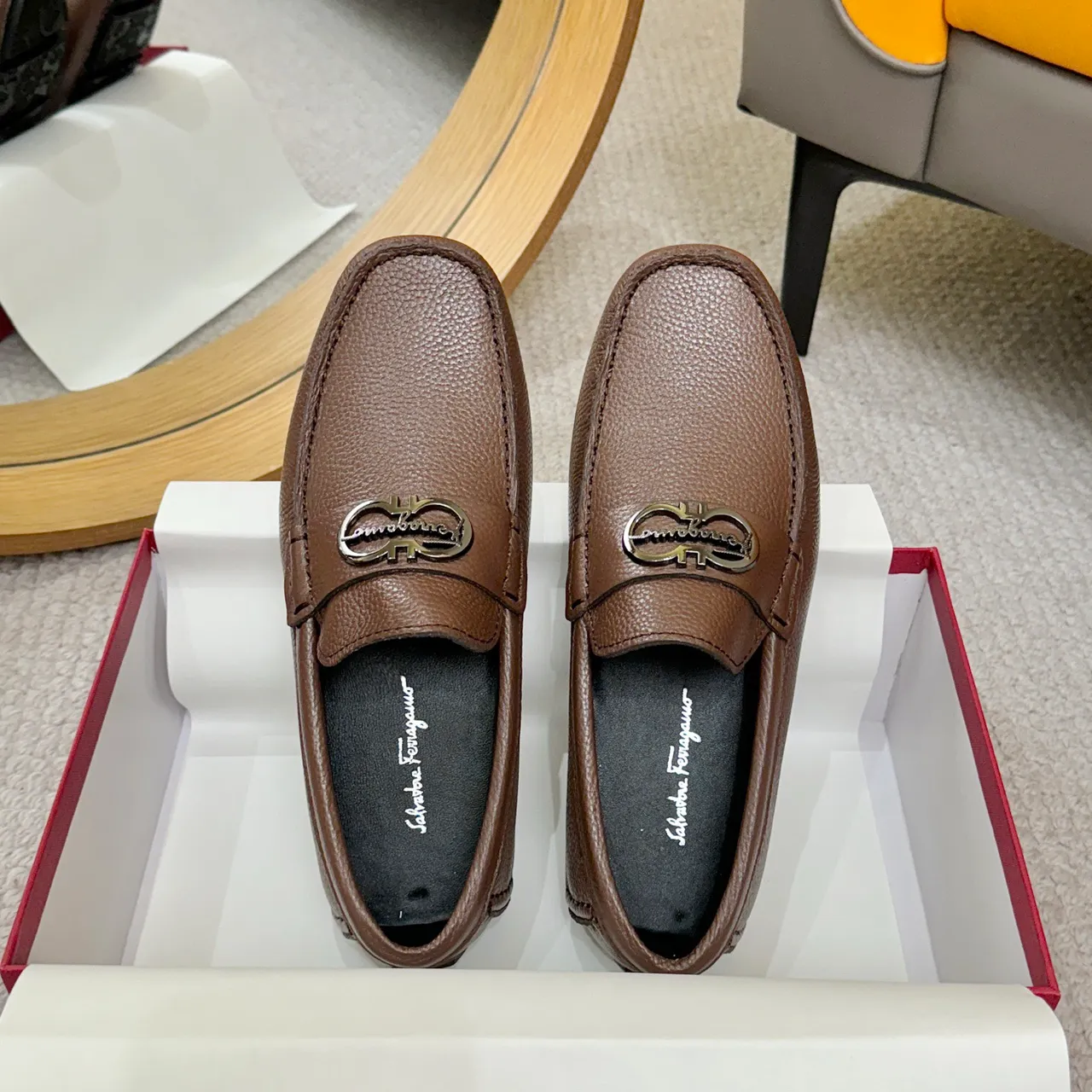Salvatore Ferragamo Gancini Mocassins de couro marrom granulado 2