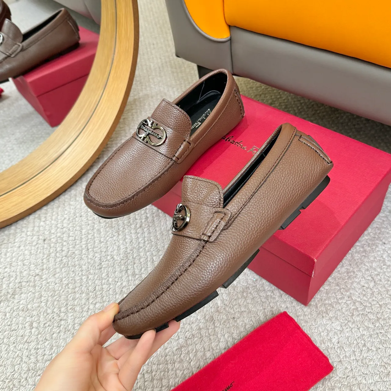Salvatore Ferragamo Gancini Mocassins de couro marrom granulado 4