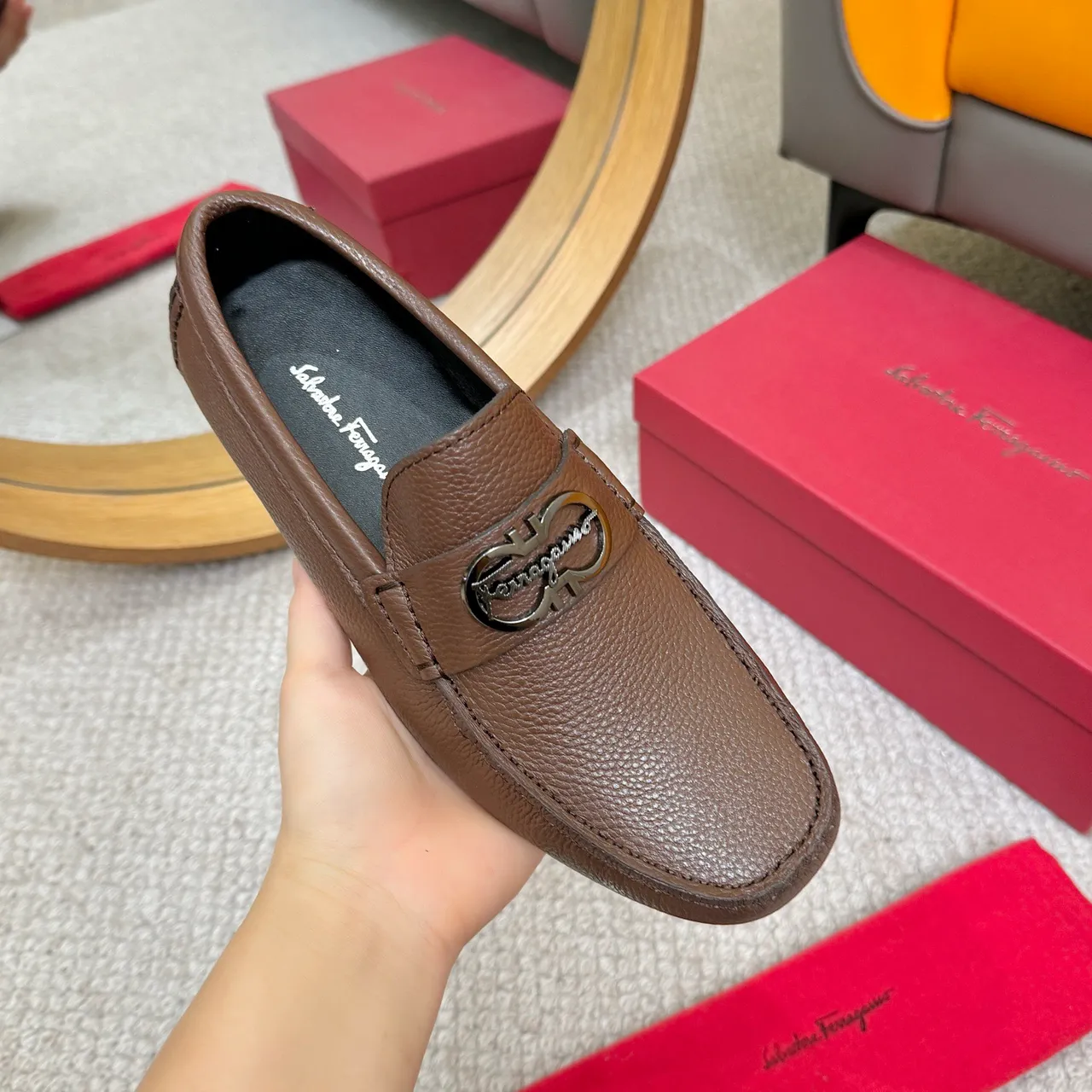 Salvatore Ferragamo Gancini Mocassins de couro marrom granulado 5