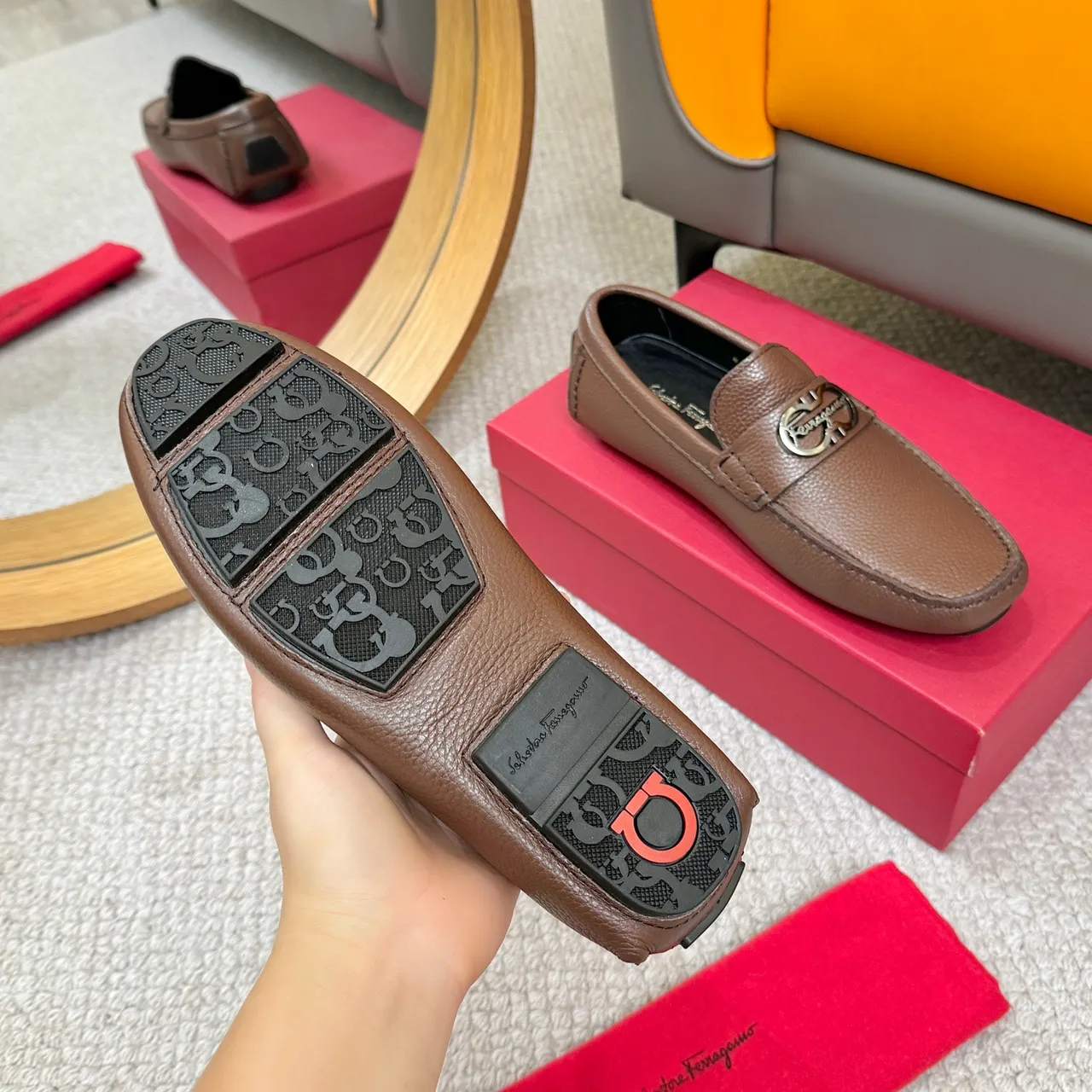 Salvatore Ferragamo Gancini Mocassins de couro marrom granulado 7