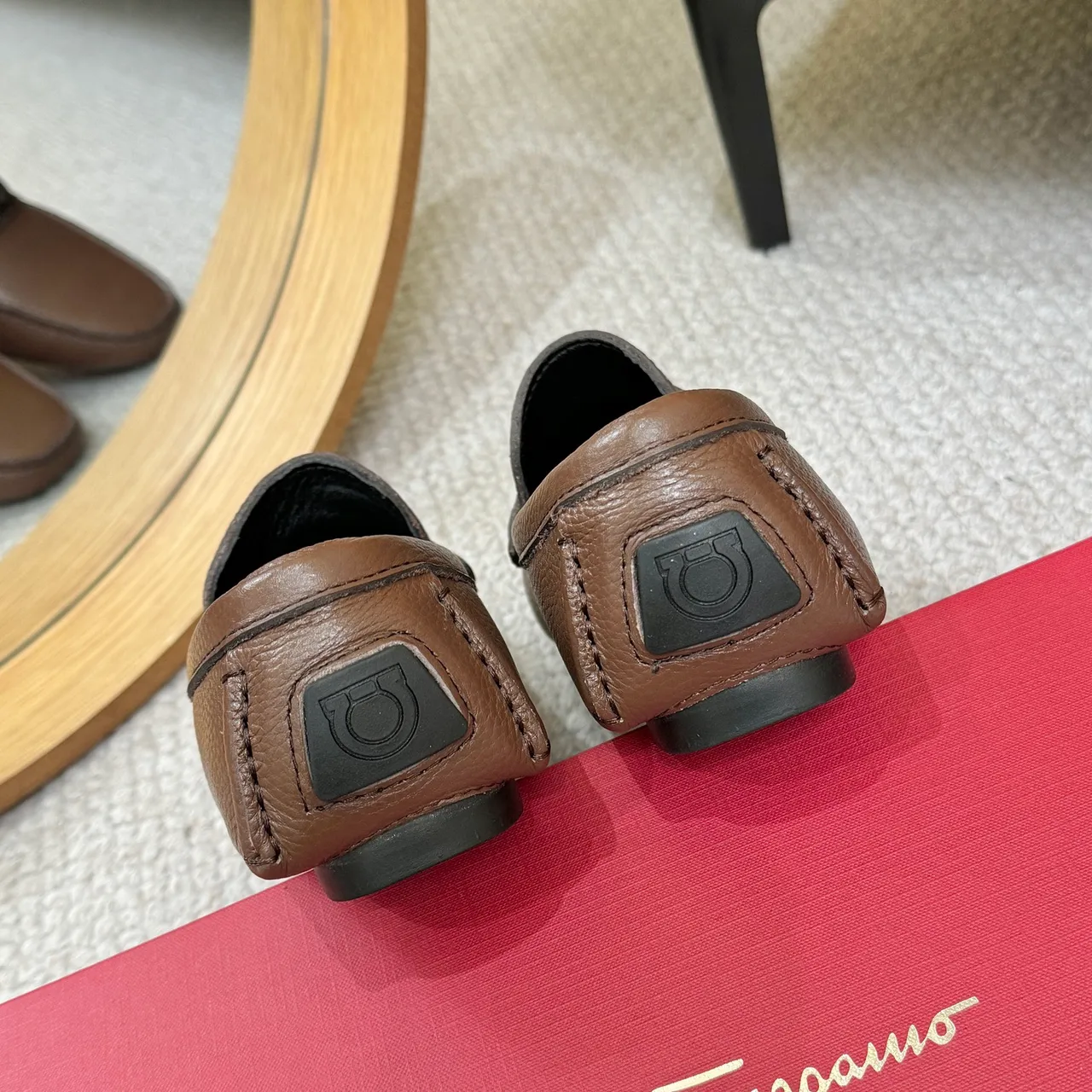 Salvatore Ferragamo Gancini Mocassins de couro marrom granulado 9