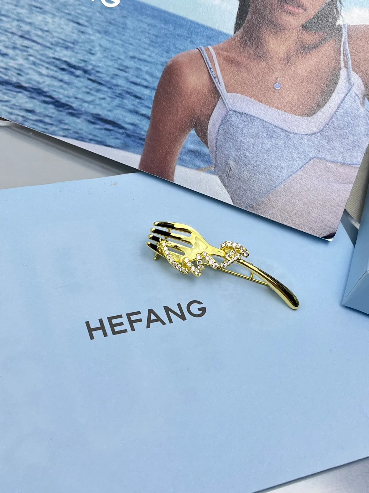 Tiffany & Co. Broche en forme de fourche Pavé Cristal Ton Doré 5