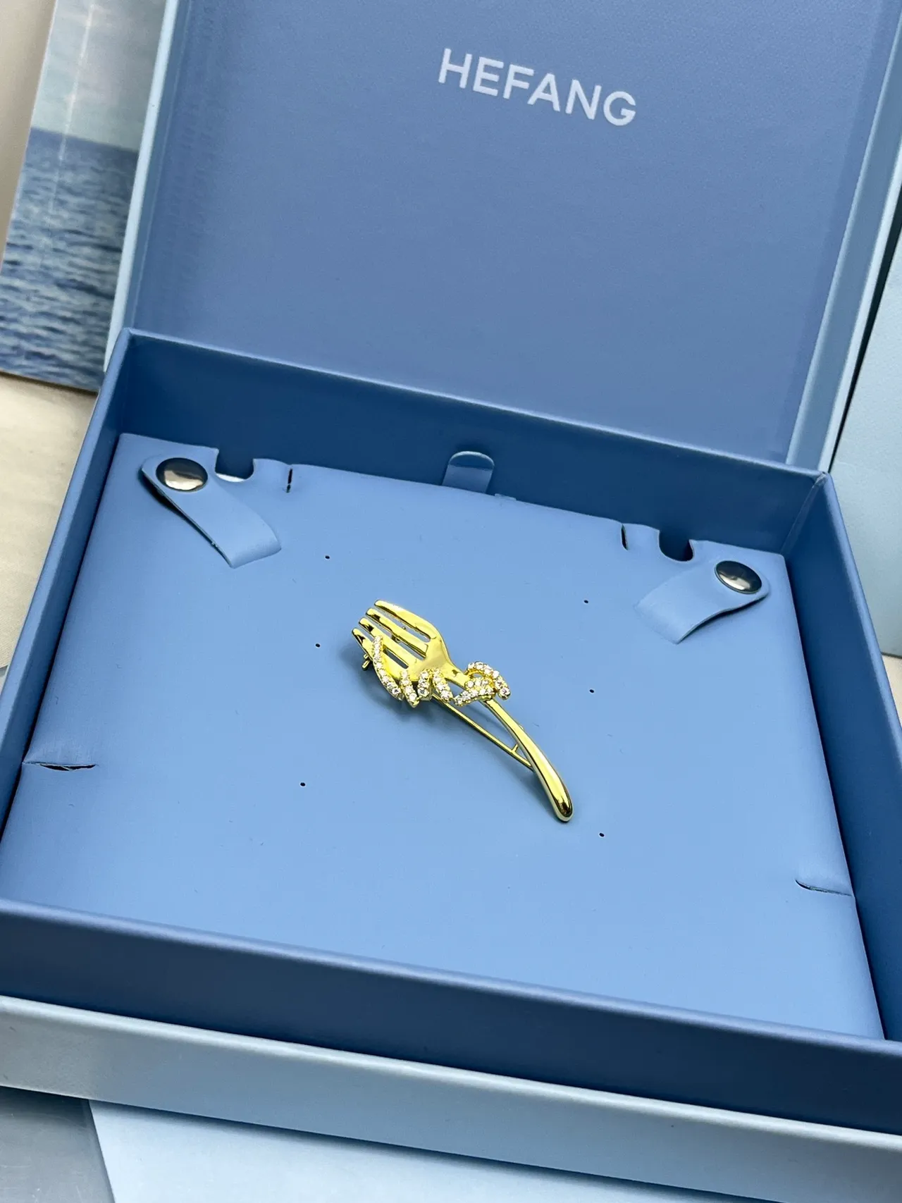 Tiffany & Co. Broche en forme de fourche Pavé Cristal Ton Doré 6