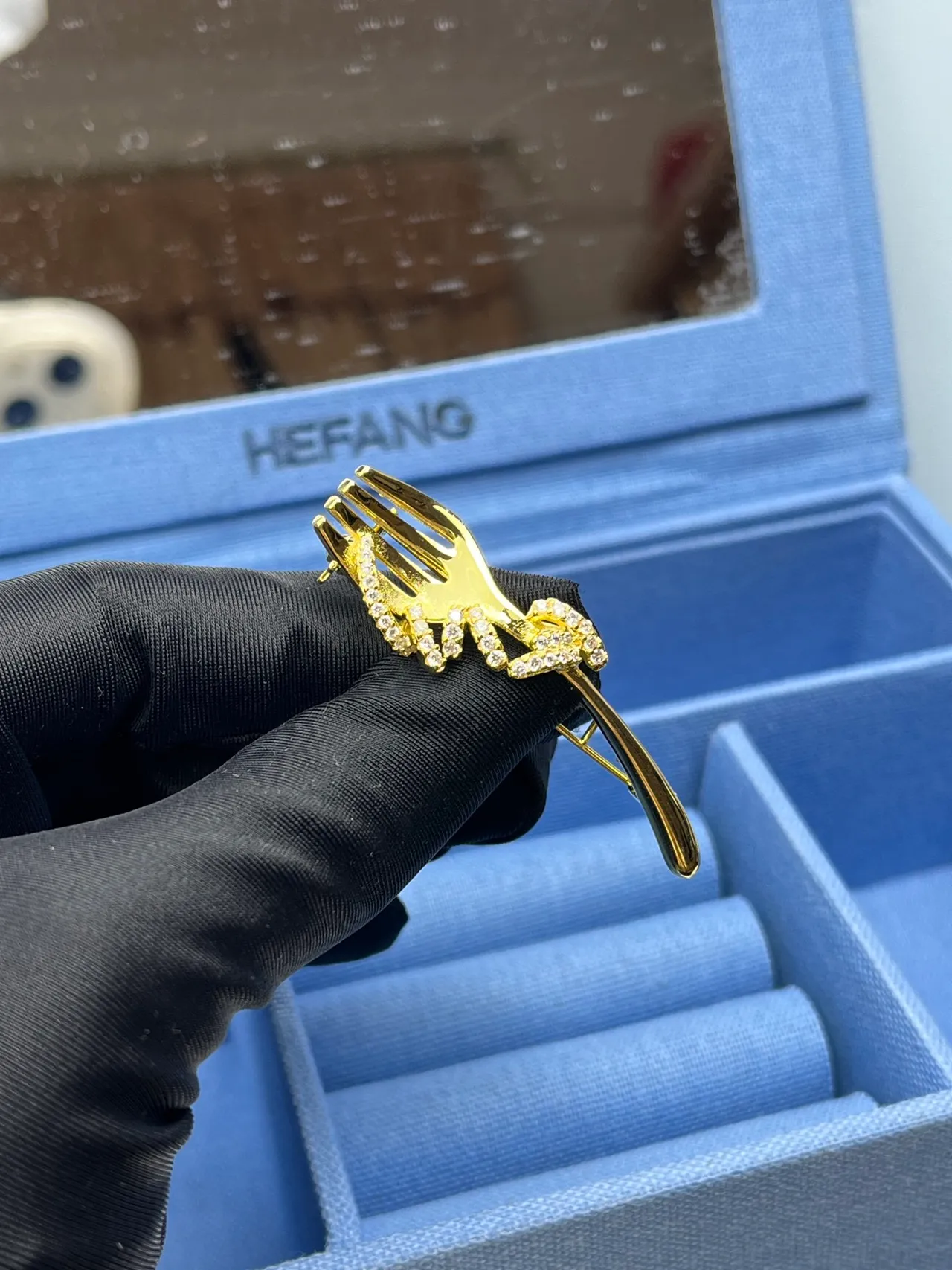 Tiffany & Co. Broche en forme de fourche Pavé Cristal Ton Doré 8