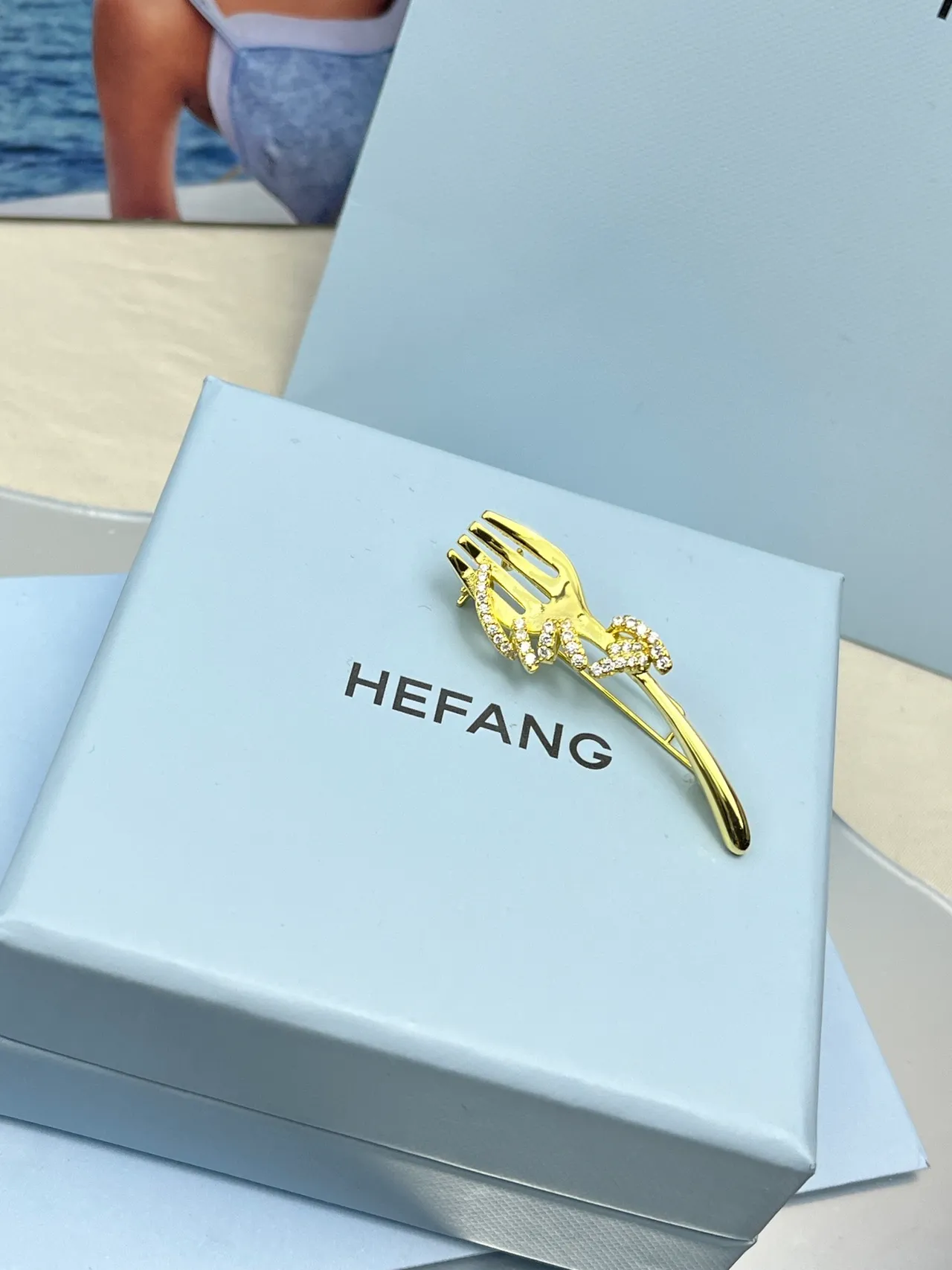 Tiffany & Co. Broche en forme de fourche Pavé Cristal Ton Doré 9