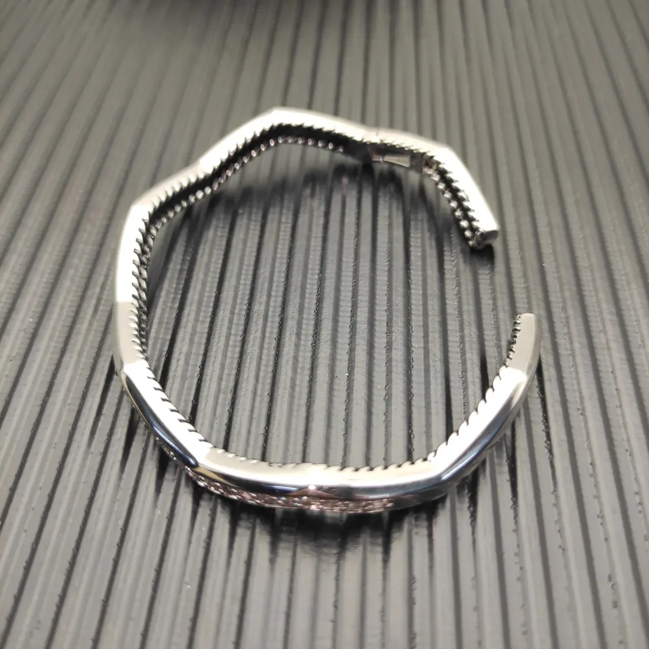 Tiffany & Co. HardWear سوار مفتوح بحوافر الماس بافيه حافة الحبل 2