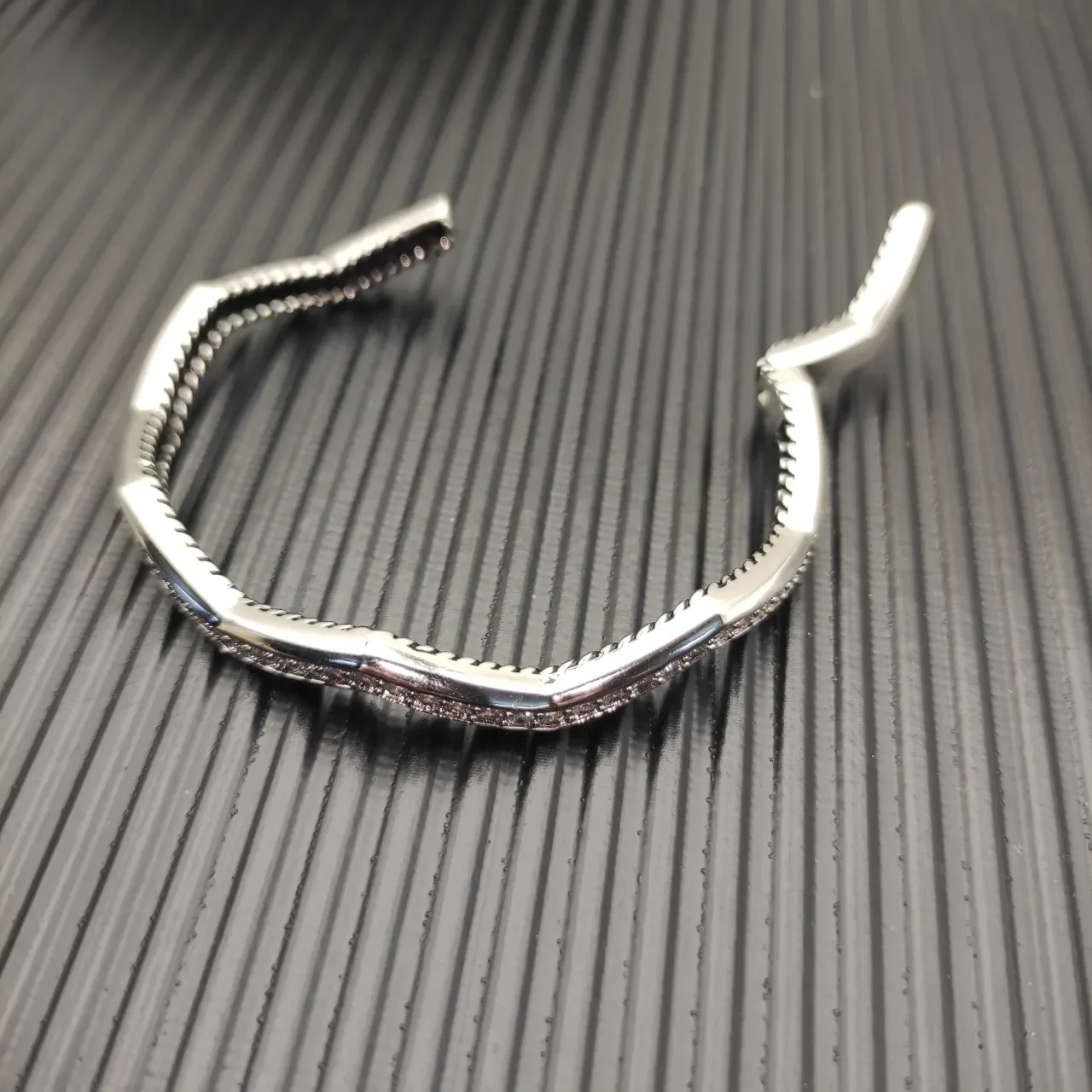 Tiffany & Co. HardWear سوار مفتوح بحوافر الماس بافيه حافة الحبل 3