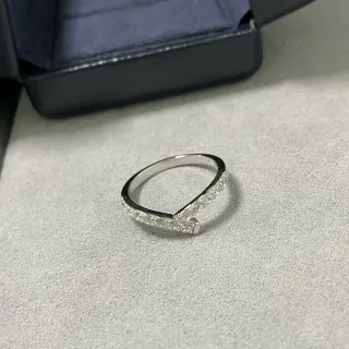 Tiffany & Co. चांदी नेवी V-स्प्लिट शैंक पावे हीरे की सेटिंग अंगूठी