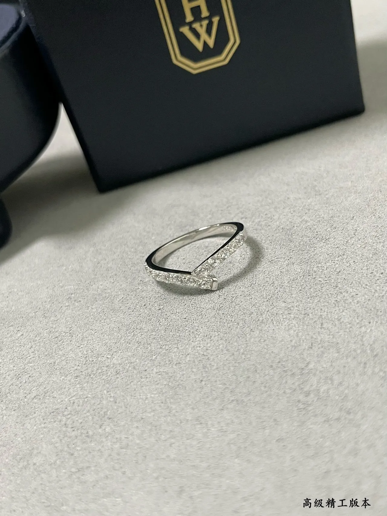 Tiffany & Co. Anel prateado navy V-Split Shank Pavé de diamantes 3