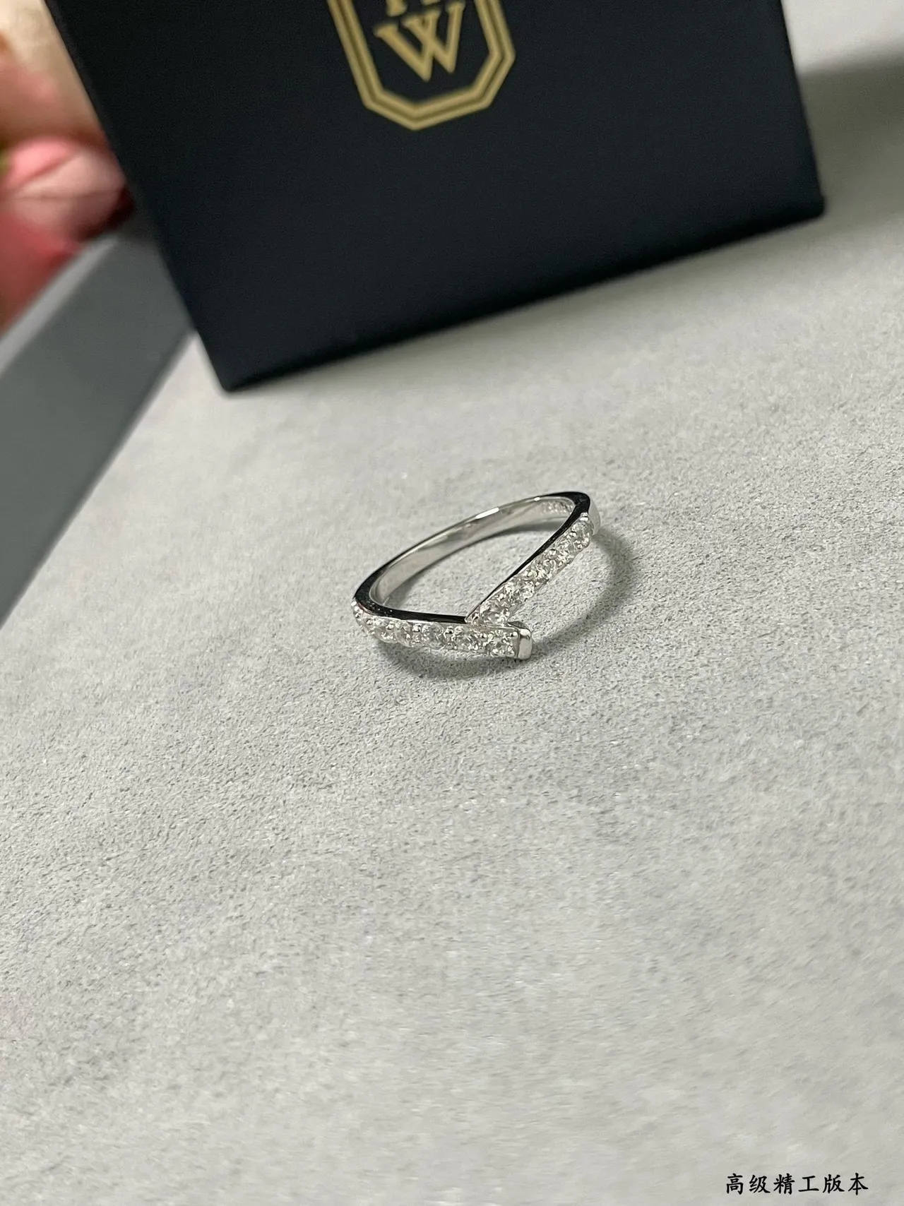 Tiffany & Co. Anel prateado navy V-Split Shank Pavé de diamantes 4