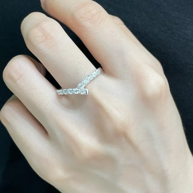 Tiffany & Co. Anel prateado navy V-Split Shank Pavé de diamantes 9