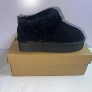 UGG 黑色一脚蹬羊毛皮内里雪靴