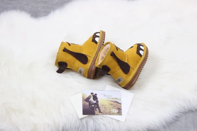 UGG Botas de Nieve con Cara de Perro en Amarillo Mostaza 2