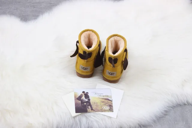 UGG Botas de Nieve con Cara de Perro en Amarillo Mostaza 3