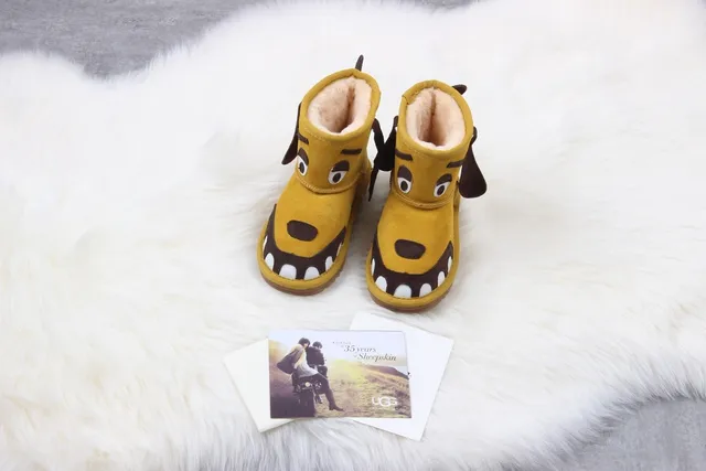 UGG Botas de Nieve con Cara de Perro en Amarillo Mostaza 4