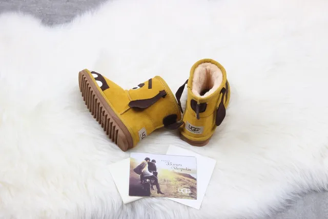 UGG Botas de Nieve con Cara de Perro en Amarillo Mostaza 6
