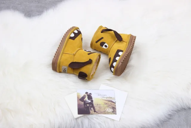 UGG Botas de Nieve con Cara de Perro en Amarillo Mostaza 7