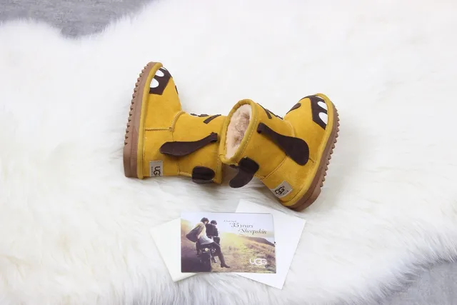 UGG Botas de Nieve con Cara de Perro en Amarillo Mostaza 8