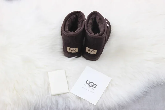UGG क्लासिक मिनी भालू चेहरा भूरी स्नो बूट्स 2