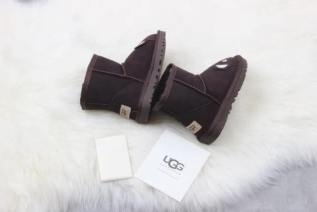 UGG क्लासिक मिनी भालू चेहरा भूरी स्नो बूट्स 3