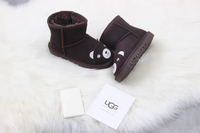 UGG क्लासिक मिनी भालू चेहरा भूरी स्नो बूट्स 4