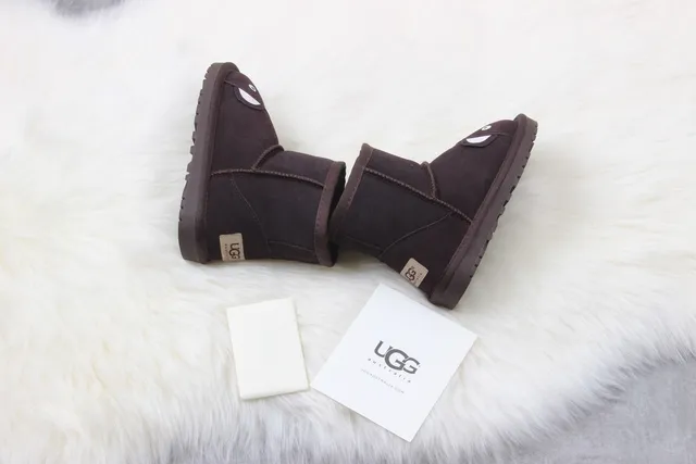 UGG क्लासिक मिनी भालू चेहरा भूरी स्नो बूट्स 5